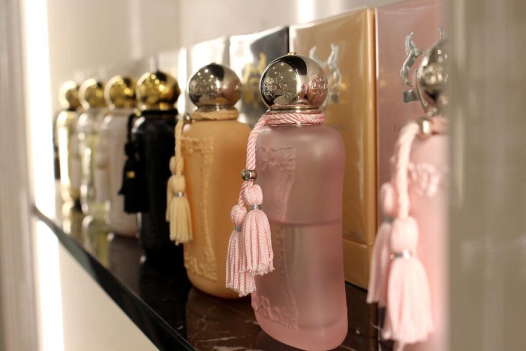 Luxury perfumes esposizione bottigliette delina