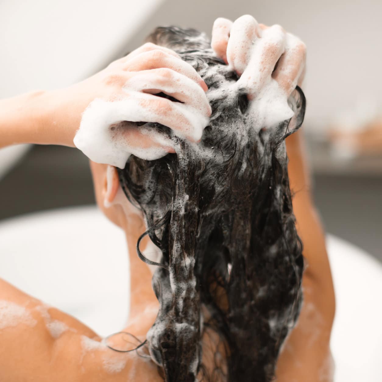 rigenera-detos-shampoo-ragazza-capelli-bagnati-opt